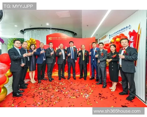 足球明星盛装出席颁奖典礼合影留念展现风采与荣耀 足球明星盛装出席颁奖典礼合影留念展现风采与荣耀