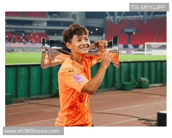 足球明星王霜展现泳装魅力引发热议网友纷纷点赞支持她的自信与风采 足球明星王霜展现泳装魅力引发热议网友纷纷点赞支持她的自信与风采